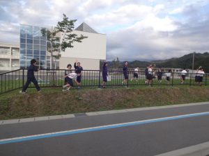 The children in Takahata Junior High School waving farewell to us
